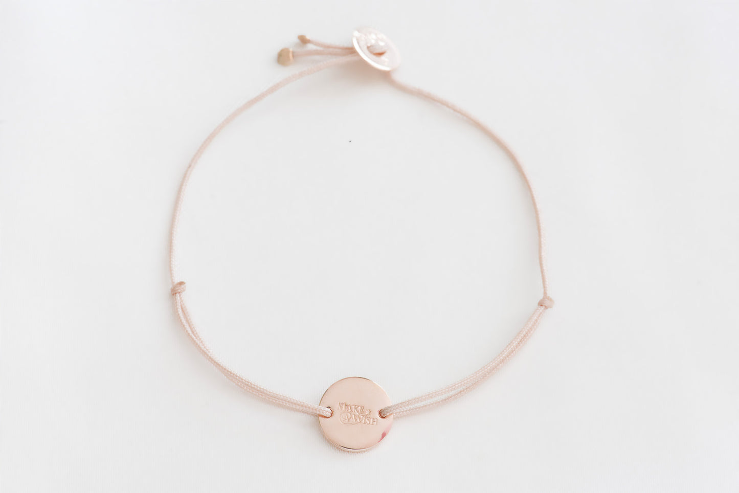 Make-A-Wish Armband runder, goldener Anhänger, nudefarbenes Band